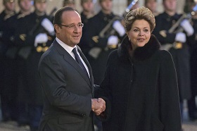 O presidente francês, François Hollande, cumprimenta a presidente Dilma Rousseff. Foto: Folhapress